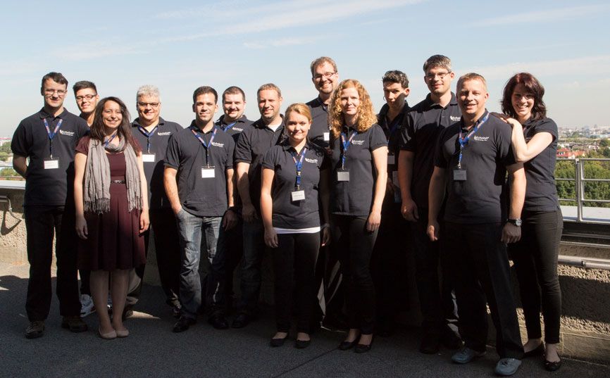 Gruppe von Mitarbeitenden von mIT solutions steht gemeinsam im Freien und präsentiert sich als Team eines IT- und Softwareunternehmens