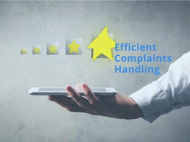 Hand hält ein Tablet mit aufsteigender Sternebewertung als Symbol für effizientes Beschwerdemanagement und steigende Kundenzufriedenheit