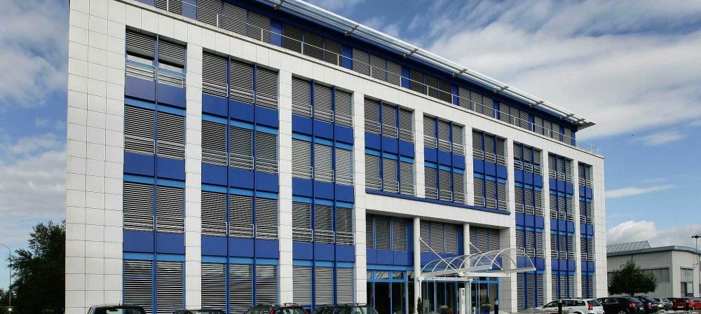 Firmengebäude der Aveniq AG mit moderner Architektur und Büroflächen als Referenz für Unternehmensstandorte