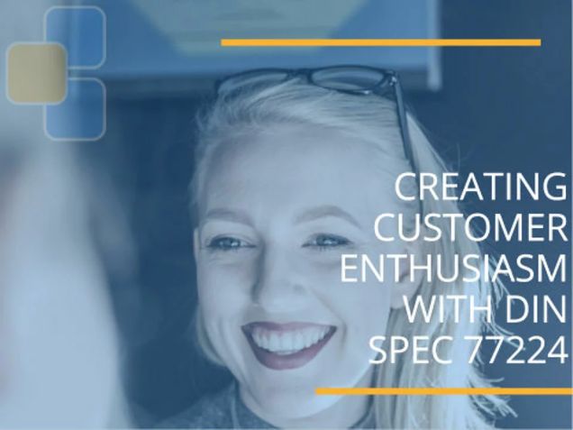 Lächelnde Frau als Symbol für Kundenzufriedenheit und Servicequalität im Kontext von strukturiertem Customer Experience Management nach DIN SPEC 77224