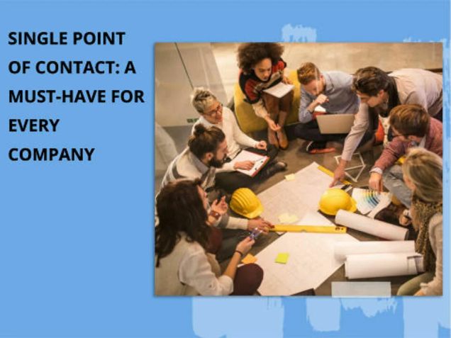 Gruppe von Personen arbeitet gemeinsam an einem Projektplan als Symbol für einen zentralen Ansprechpartner und strukturierte Kommunikation im Unternehmen