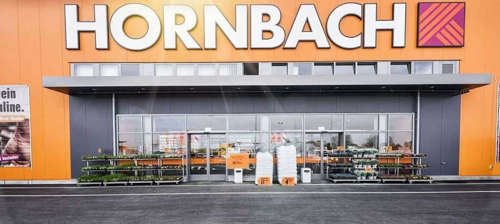 Eingangsbereich eines Hornbach Baumarkts mit großem Logo und Verkaufsfläche als Symbol für Einzelhandel und DIY-Angebote