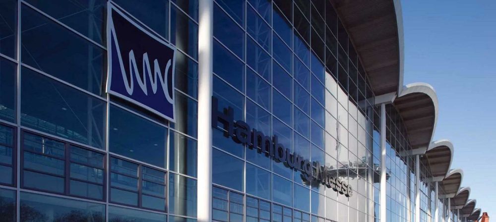 Gebäude der Hamburg Messe mit moderner Glasfassade und Logo als Symbol für Veranstaltungsorte, Messen und geschäftliche Events