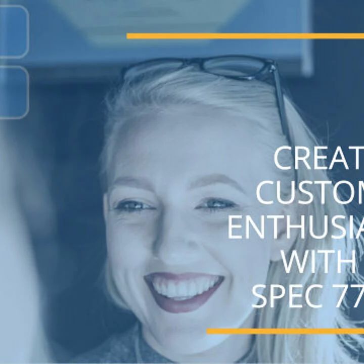 Lächelnde Frau als Symbol für Kundenzufriedenheit und Servicequalität im Kontext von strukturiertem Customer Experience Management nach DIN SPEC 77224