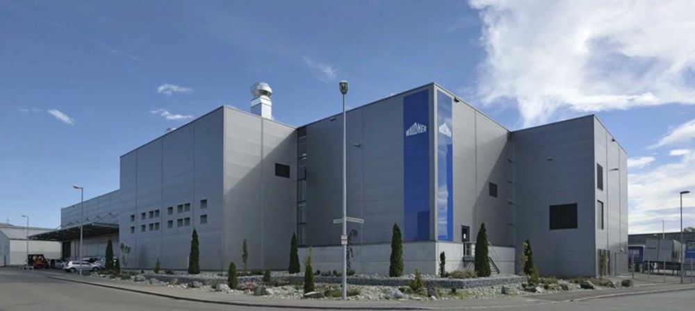 Modernes Industriegebäude mit klarer Architektur und Firmenbranding als Symbol für Produktion, Logistik und Unternehmensstandort
