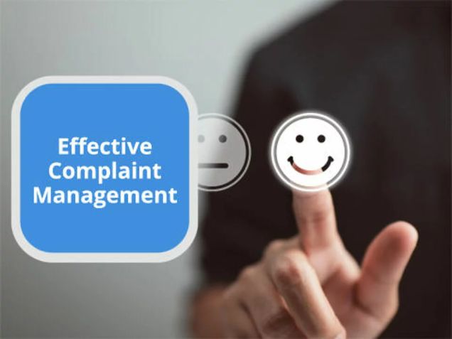 Symbolische Darstellung von effektivem Beschwerdemanagement mit Auswahl zwischen unzufriedenen und zufriedenen Kundenbewertungen zur Optimierung von Serviceprozessen