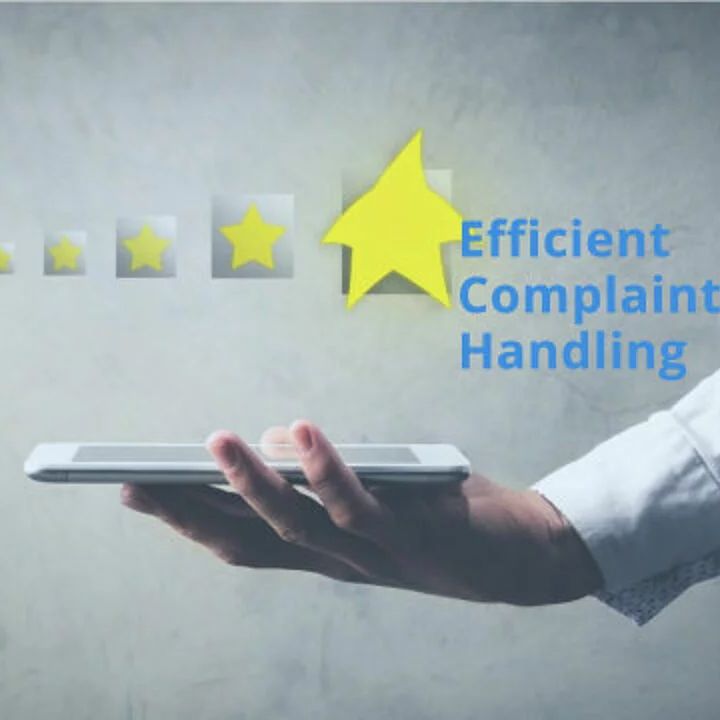 Hand hält ein Tablet mit aufsteigender Sternebewertung als Symbol für effizientes Beschwerdemanagement und steigende Kundenzufriedenheit
