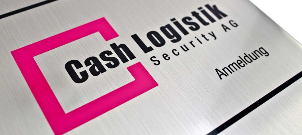 Metallschild mit Logo der Cash Logistik Security AG und Beschriftung „Anmeldung“ als Kennzeichnung eines Empfangsbereichs