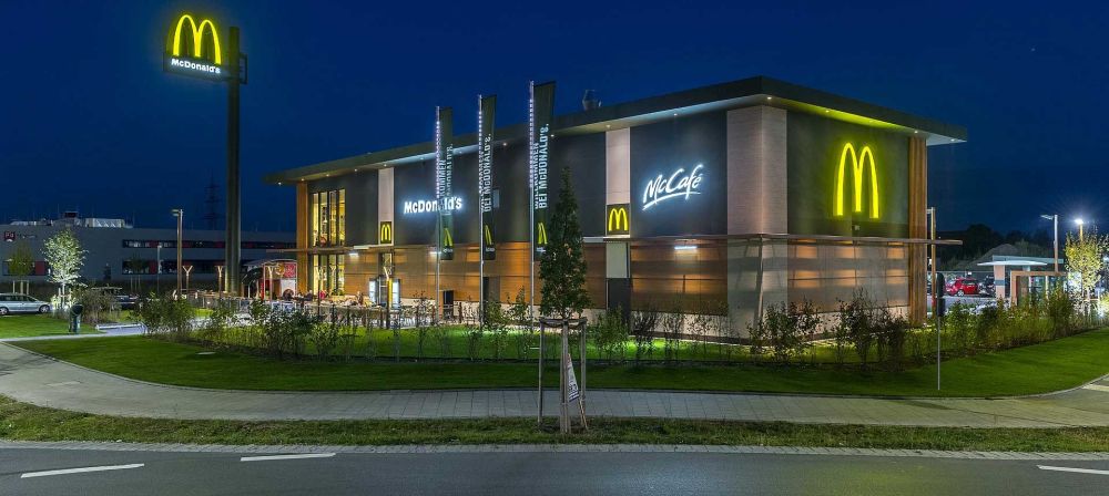 McDonald’s Restaurant bei Nacht mit beleuchtetem Gebäude und McCafé Bereich als Symbol für Gastronomie, Service und Markenpräsenz