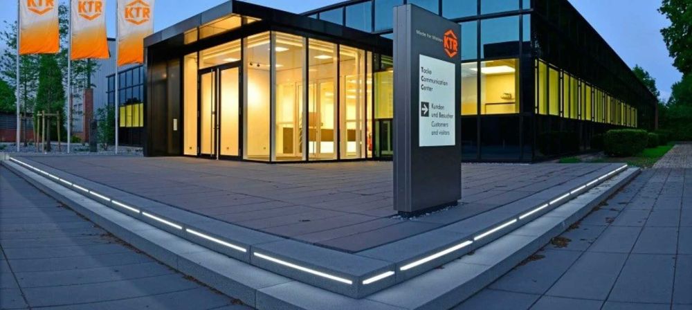 Modernes Firmengebäude mit Glasfassade und KTR Beschilderung am Eingang als Symbol für Unternehmensstandort und professionelle Geschäftsumgebung